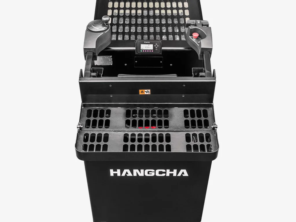 Anti-slip operator platform on the Hangcha A Series order picker