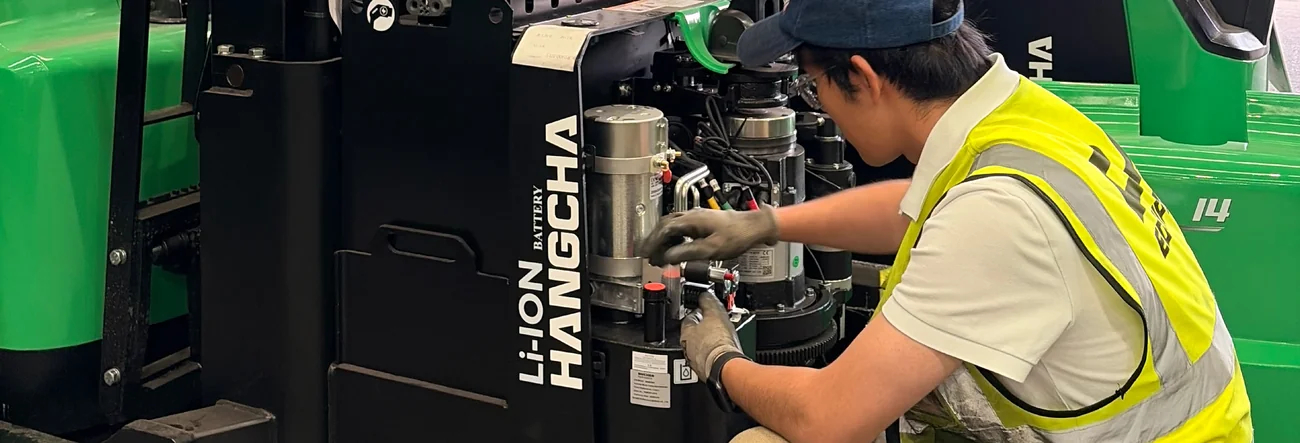 DJJ technician servicing a Hangcha lithium forklift