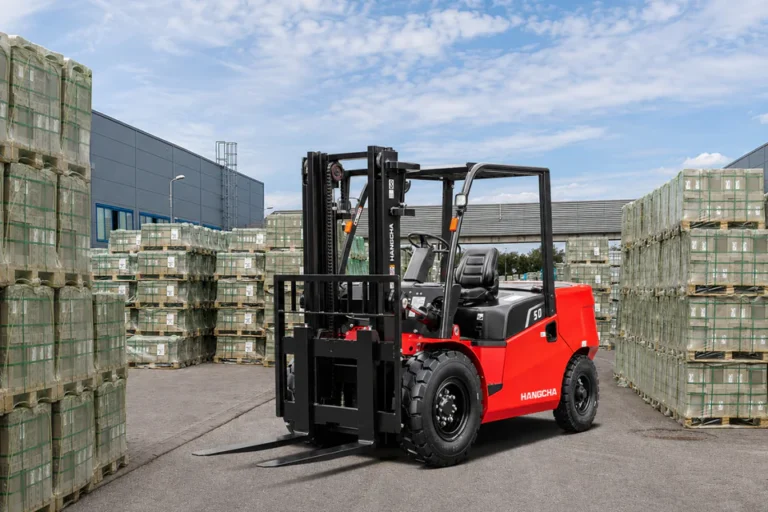 Red Hangcha forklift beside stacked pallets in a logistics yard