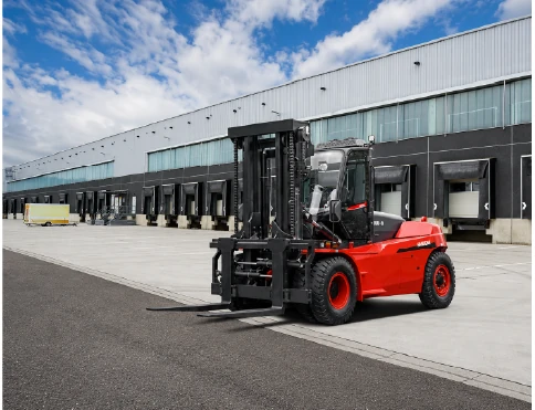 Hangcha X Series diesel and LPG forklift with 14-18 t lift capacity, driving at a warehouse loading dock