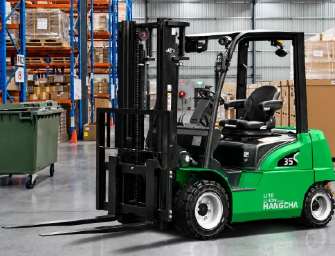 Hangcha XC Series 4-wheel electric forklift with 2-3.5 t lift capacity, working in a warehouse