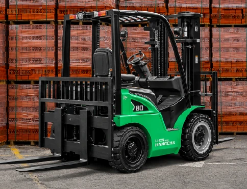 Hangcha XC Series 4-wheel electric forklift with 6-10 t lift capacity, working in an outdoor yard