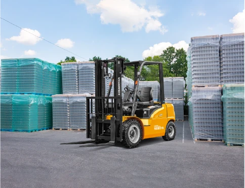 Hangcha XE Series 4-wheel electric forklift with 1.5-3.8 t lift capacity, working in an outdoor yard