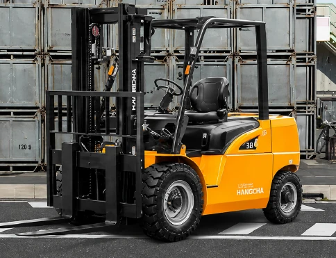Hangcha XE Series 4-wheel electric forklift with 4-5 t lift capacity, working in an outdoor yard
