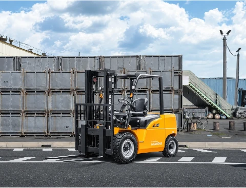 Hangcha XE Series electric forklift with Li-ion technology, 4.0-5.0 t lift capacity, outdoors beside shipping containers