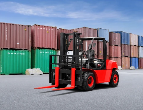 Hangcha XF Series diesel and LPG forklift with 5-7 t lift capacity, working among shipping containers