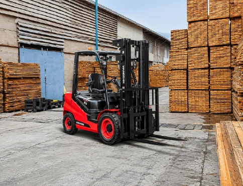 Hangcha XF2 Series diesel and LPG forklift with 1.5-3.5 t lift capacity, handling timber in a yard