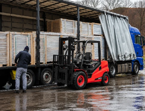 Hangcha XF2 Series diesel and LPG forklift with 4-5.5 t lift capacity, loading pallets into a truck