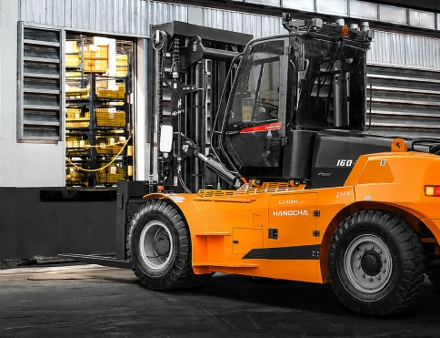 Hangcha XH Series 4-wheel electric forklift with 12-18 t lift capacity, working in a warehouse
