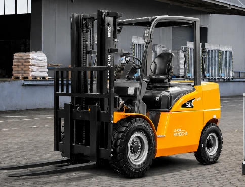 Hangcha XH Series heavy duty 4-wheel electric forklift with 4-5.5 t lift capacity, working in a warehouse