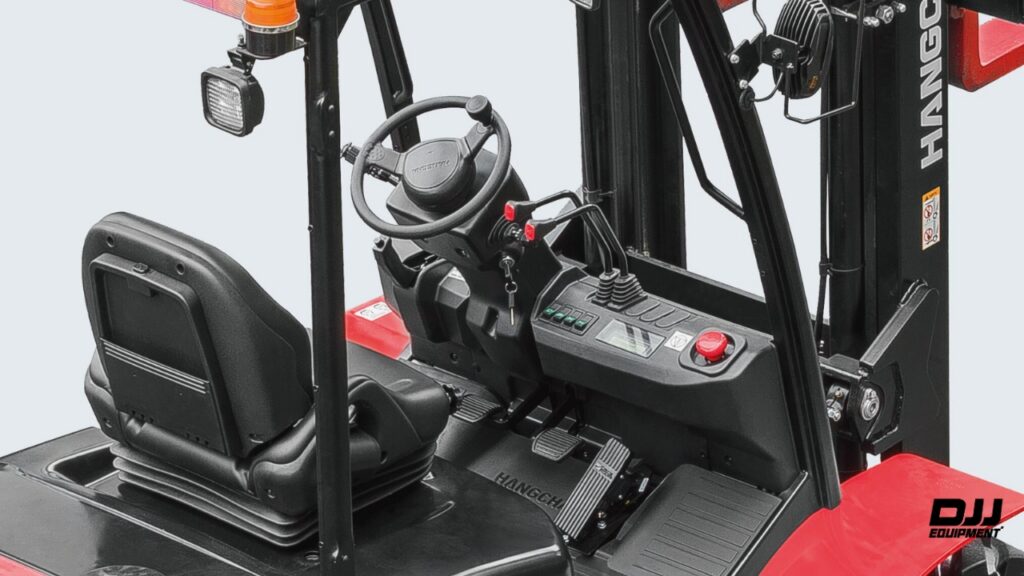 hangcha forklift steering, pedals and foot room