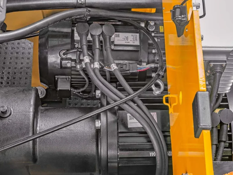 2-0-3-8-t-xa-iii-series-electric-forklift-5