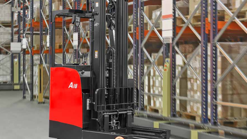 Reach-Trucks-vs-Counterbalance-Forklifts-Key-Differences-for-Aussie-Warehouses-in-2025 (1)