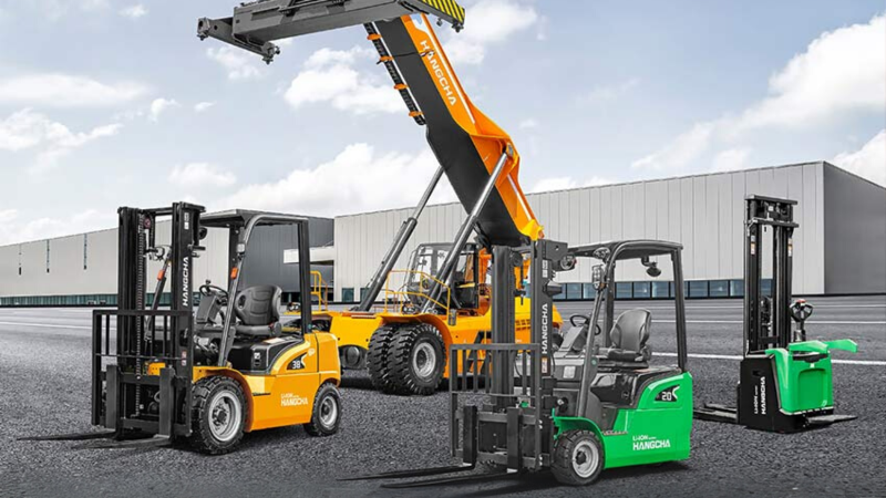 Multiple Hangcha forklift models on display, including electric, rough terrain, and warehouse stackers.